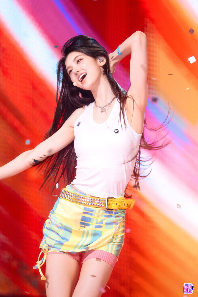 220814 NewJeans Danielle - 'Attention' at Inkigayo documents 11