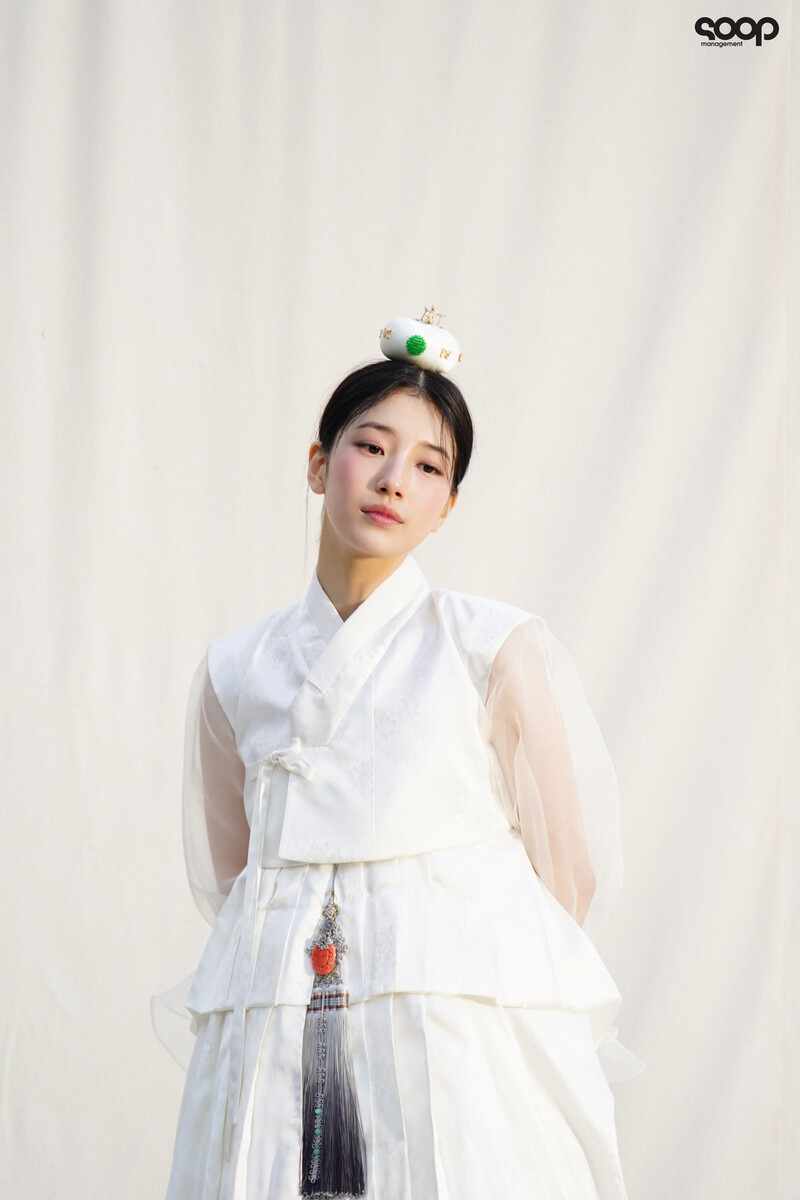 240108 SOOP Naver Post - Suzy - Elle Korea January Issue Photoshoot Behind documents 3