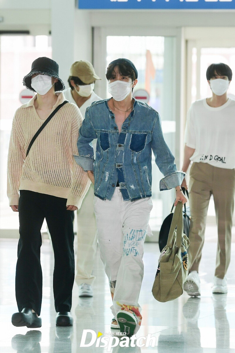 220529 BTS J-Hope at Incheon International Airport Departing for the United States to Attend the White House Invitation documents 2