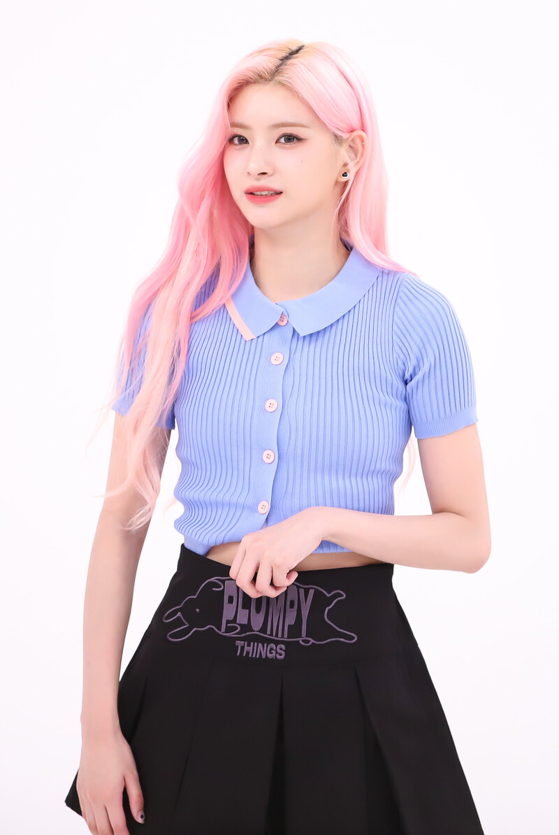 230814 EVERGLOW Yiren - Weekly Idol documents 2