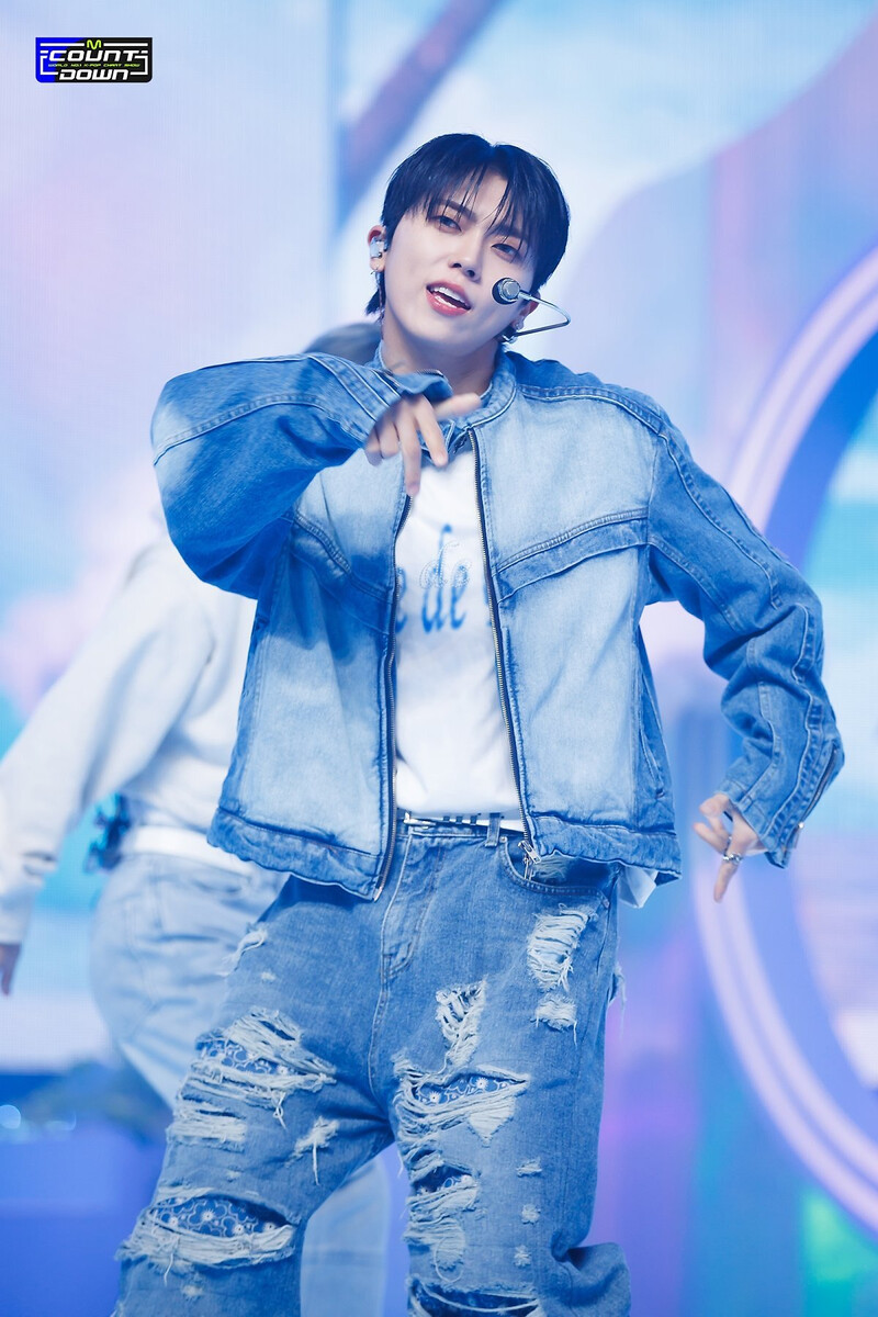 231012 ONF - 'Love Effect (바람이 분다)' at M COUNTDOWN documents 19