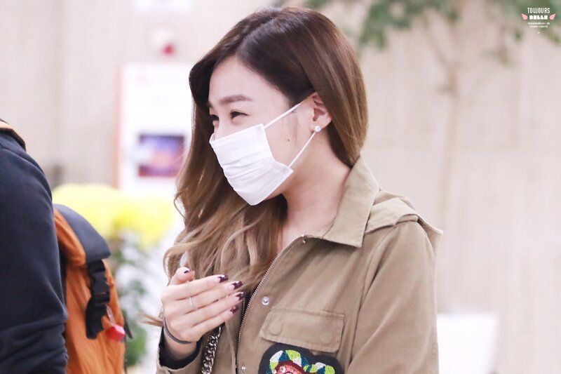 151025 Girls' Generation Tiffany at Gimpo Airport documents 3