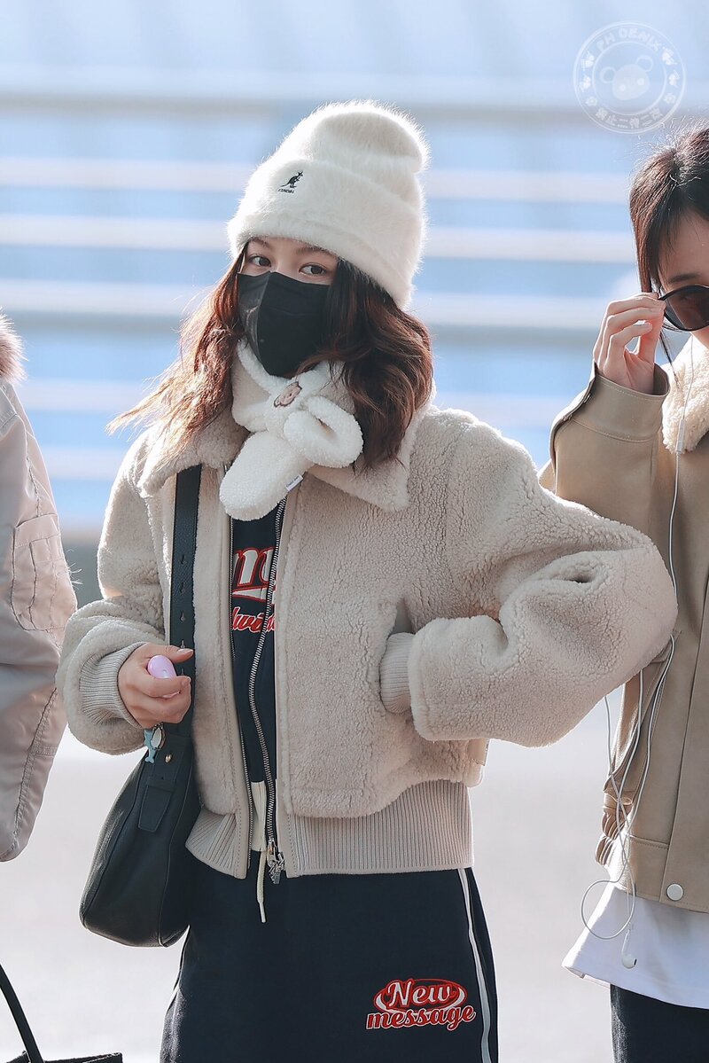 231228 NewJeans Danielle at Incheon International Airport documents 6