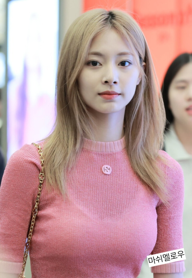 240712 TWICE Tzuyu at Gimpo International Airport documents 3