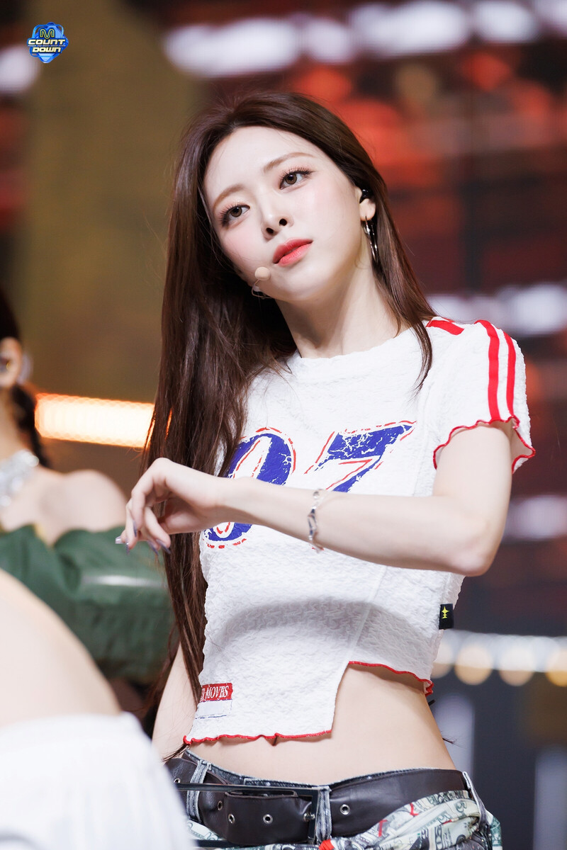 241017 ITZY Yuna - Gold at M Countdown documents 4