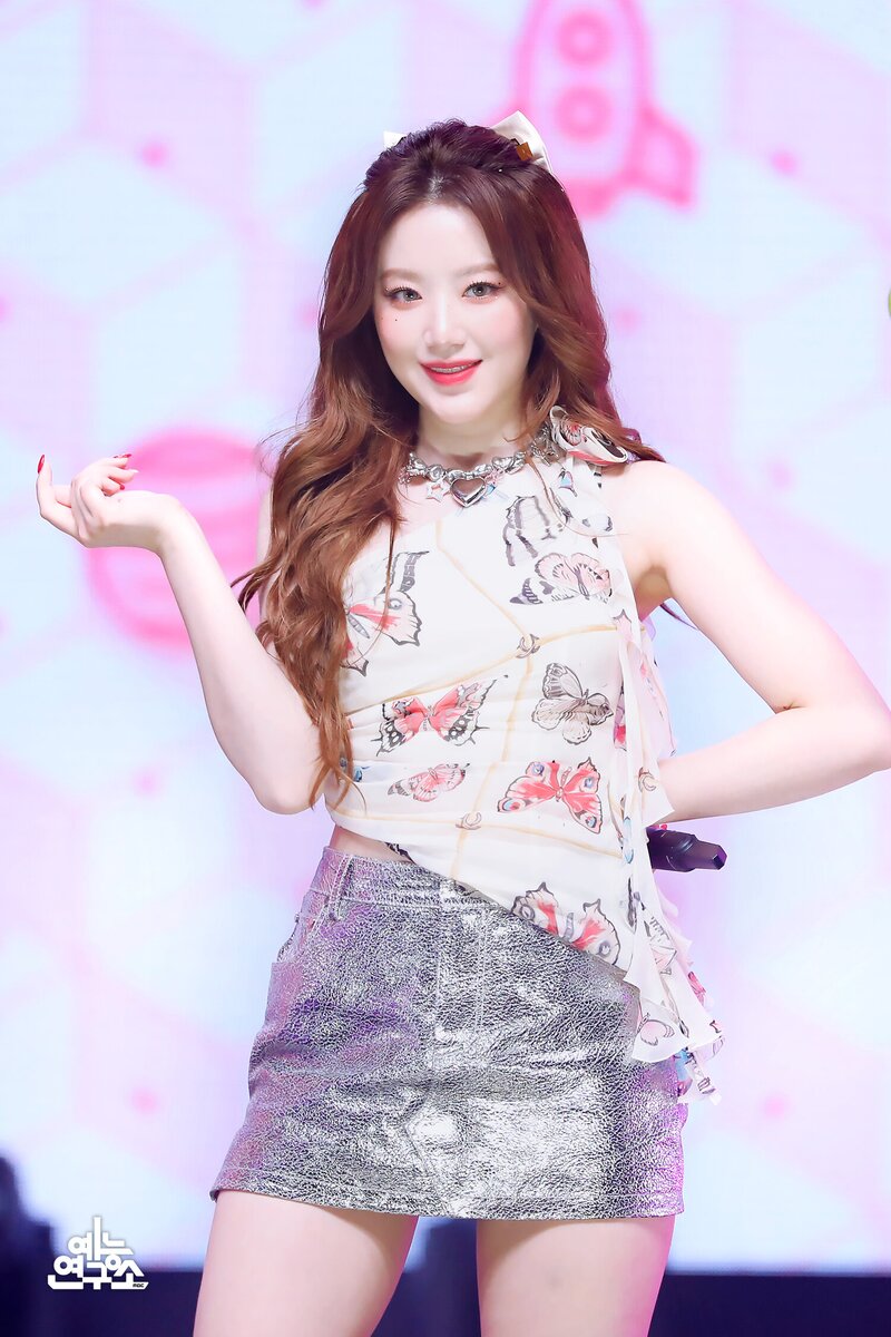 230527 (G)I-DLE Shuhua - 'Queencard' at Music Core documents 2