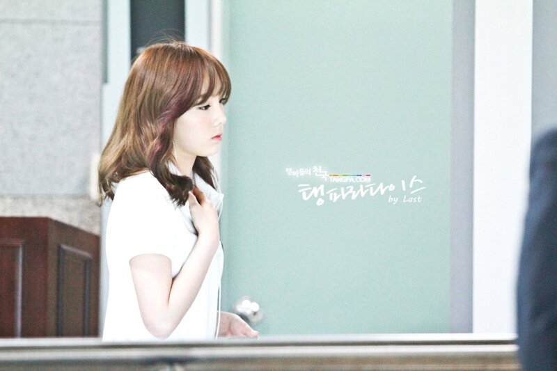 120620 Girls' Generation Taeyeon at Gimpo Airport documents 2