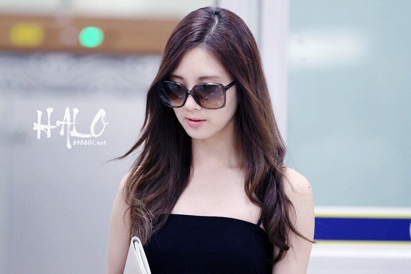 120815 Girls' Generation Seohyun at Gimpo Airport documents 1