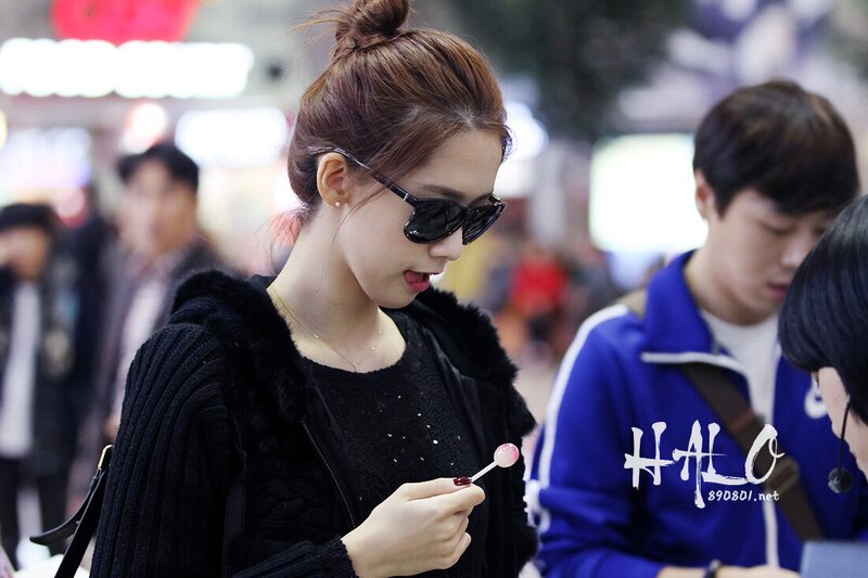 121028 Girls' Generation YoonA at Gimpo Airport documents 1
