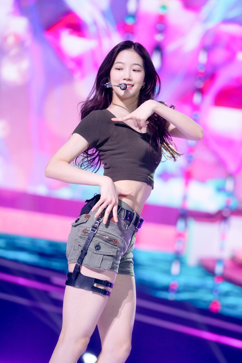 220508 LE SSERAFIM Kazuha - 'Blue Flame' at Inkigayo documents 15