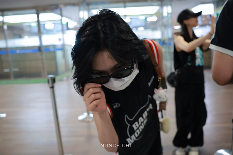 240801 BABYMONSTER Chiquita at Airport documents 7