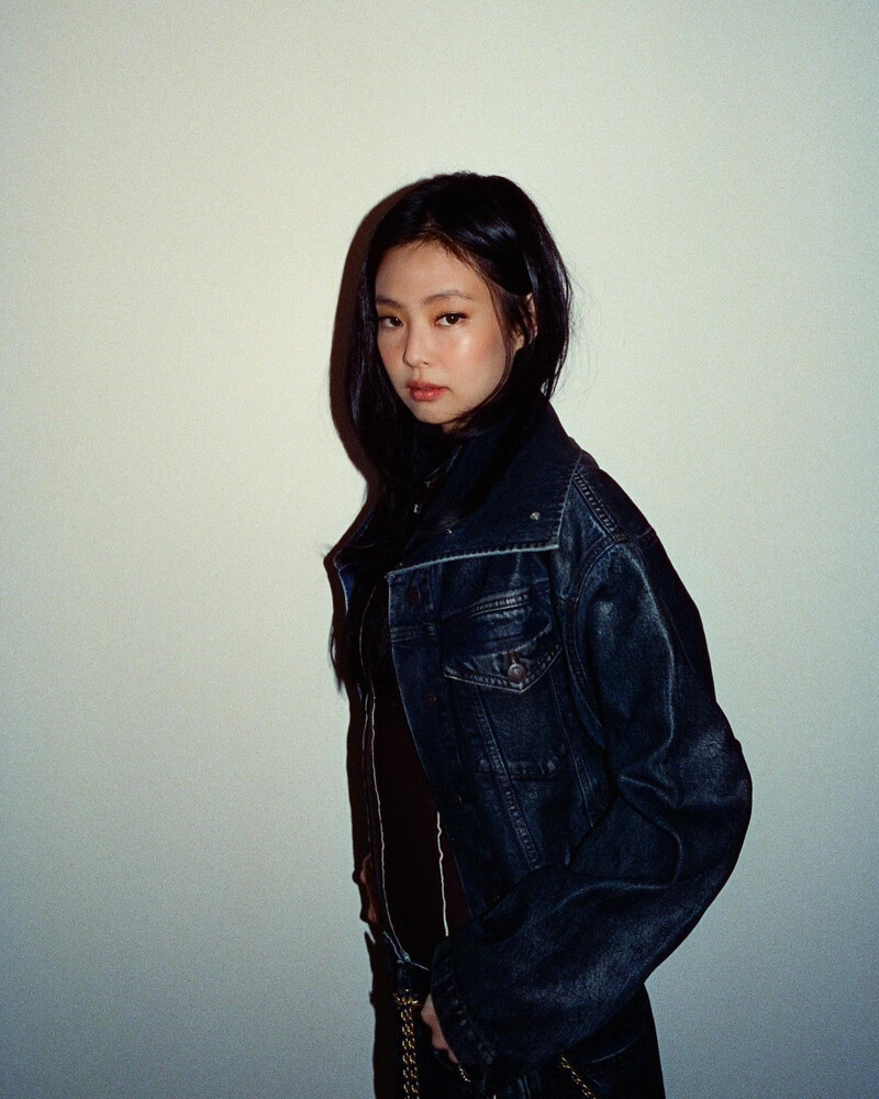 241119 JENNIE Instagram Update documents 11