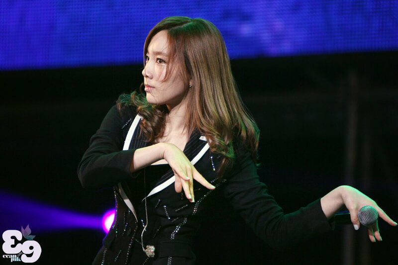 121021 Girls' Generation Taeyeon at GS& Concert documents 13