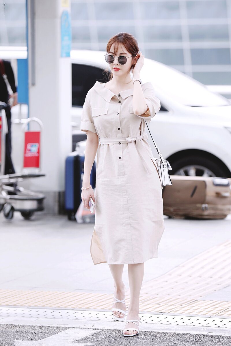 180430 Girls' Generation Seohyun at Incheon Airport documents 6