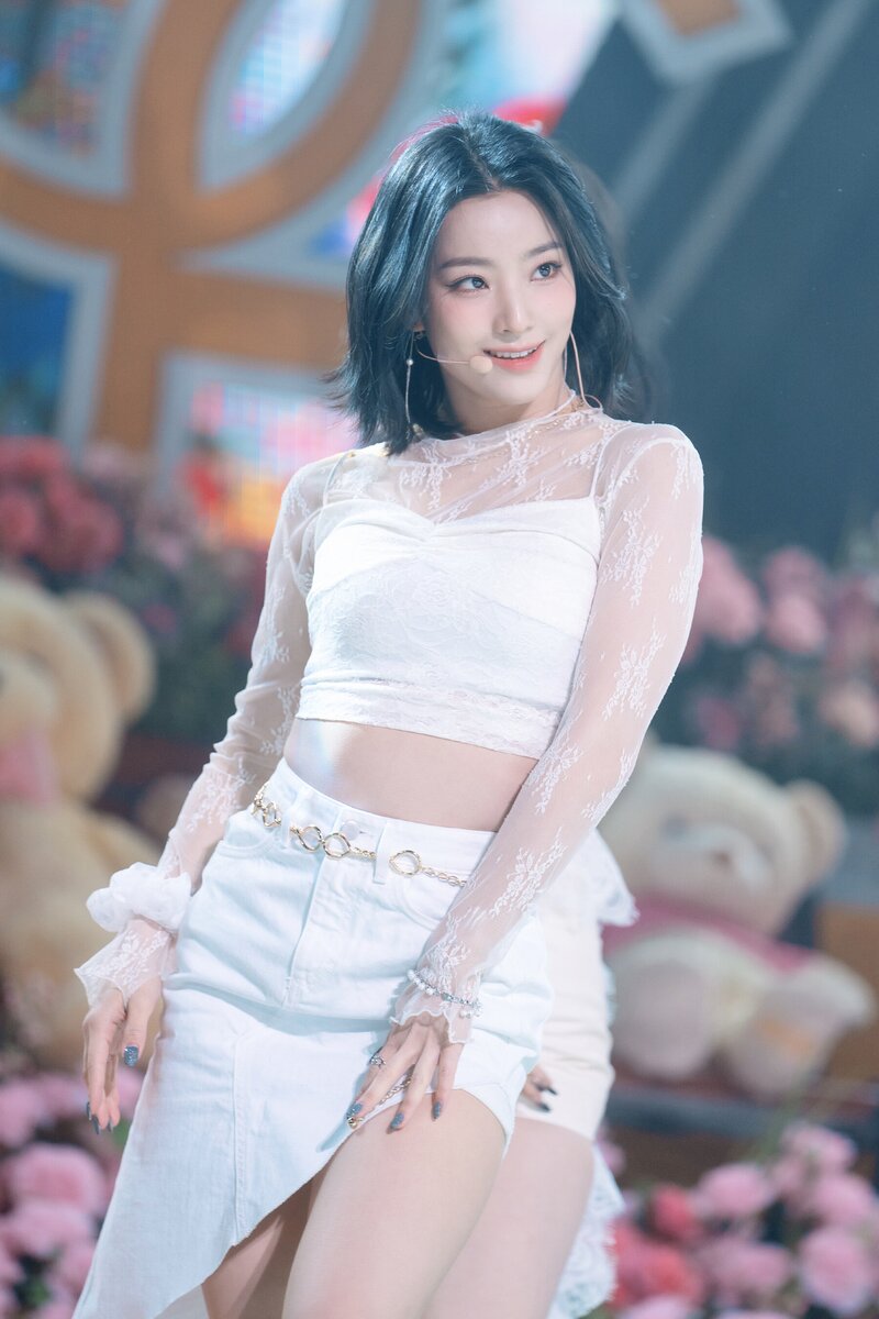 220123 fromis_9 Saerom - 'DM' at Inkigayo documents 2