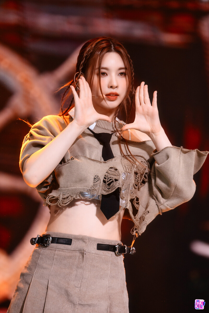 230402 NMIXX Bae - 'Love Me Like This' at Inkigayo documents 11