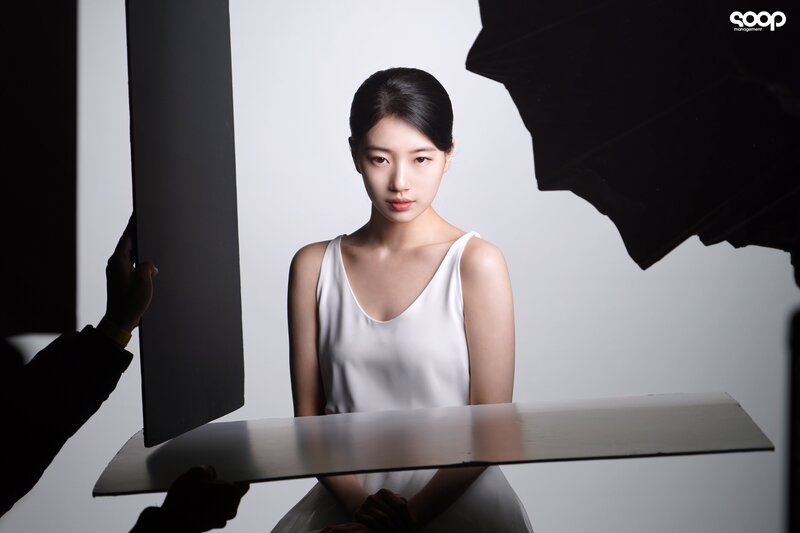 220628 SOOP Naver - Bae Suzy - 'Anna' Behind documents 5
