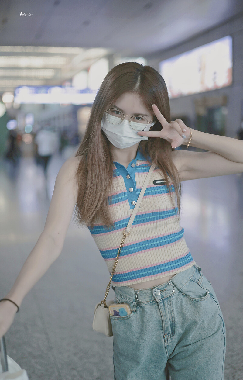 220804 SNH48 Chen Lin at CKG Airport documents 1