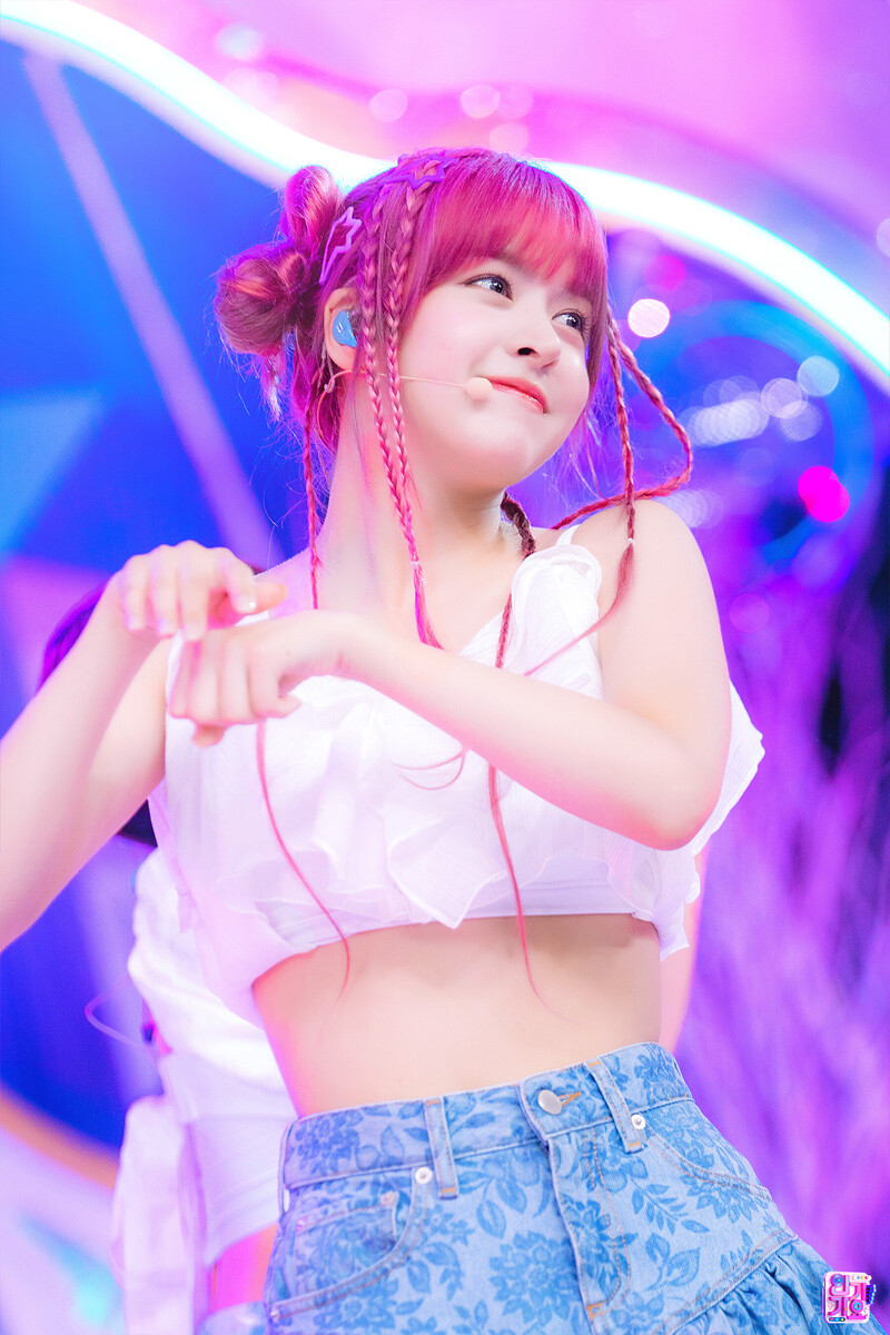 230716 NMIXX Lily - 'Party O'Clock' at Inkigayo documents 2