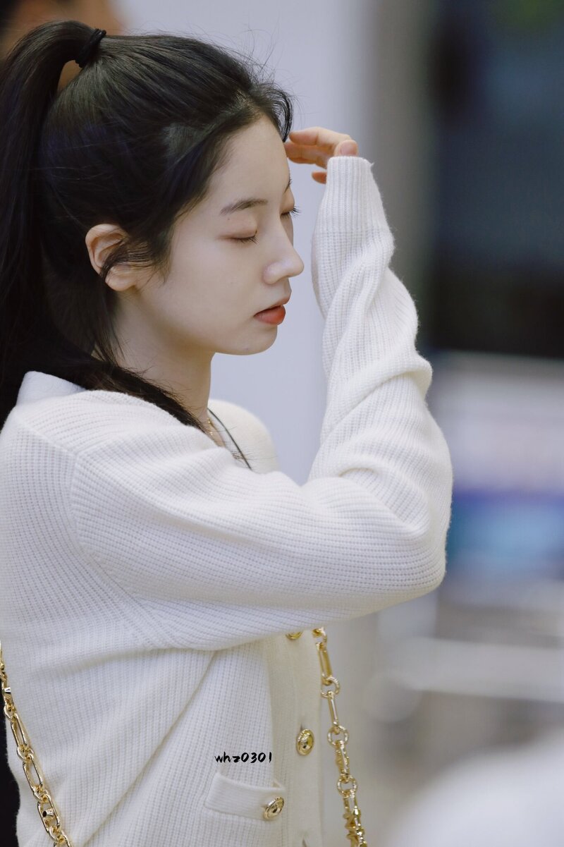231006 TWICE Dahyun - GMP Airport documents 10