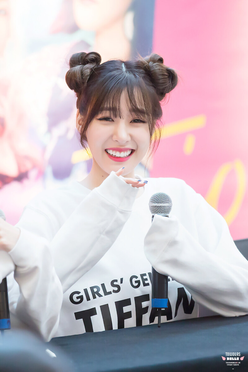 170813 Girls' Generation Tiffany at 10th Anniversary fansign documents 10