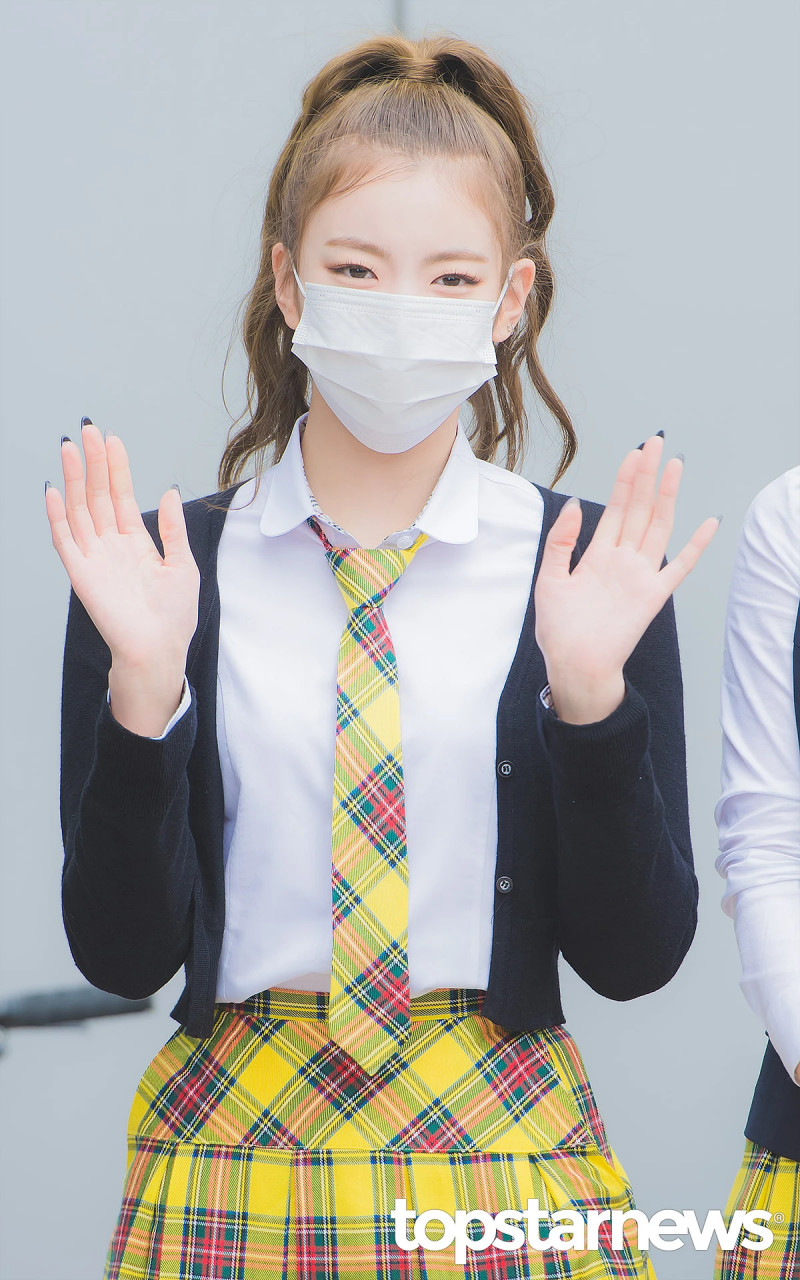 210422 ITZY Lia on the way to film Knowing Brothers documents 1