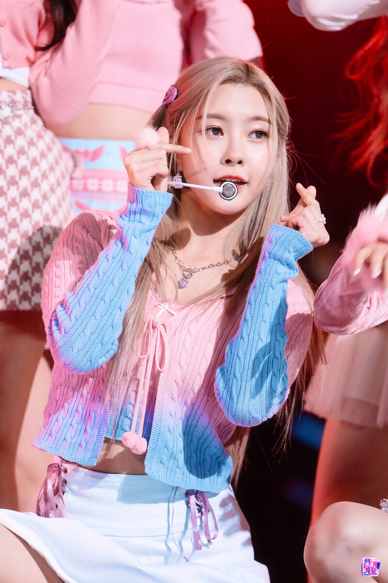 220123 Kep1er Dayeon - 'WA DA DA' at Inkigayo documents 11