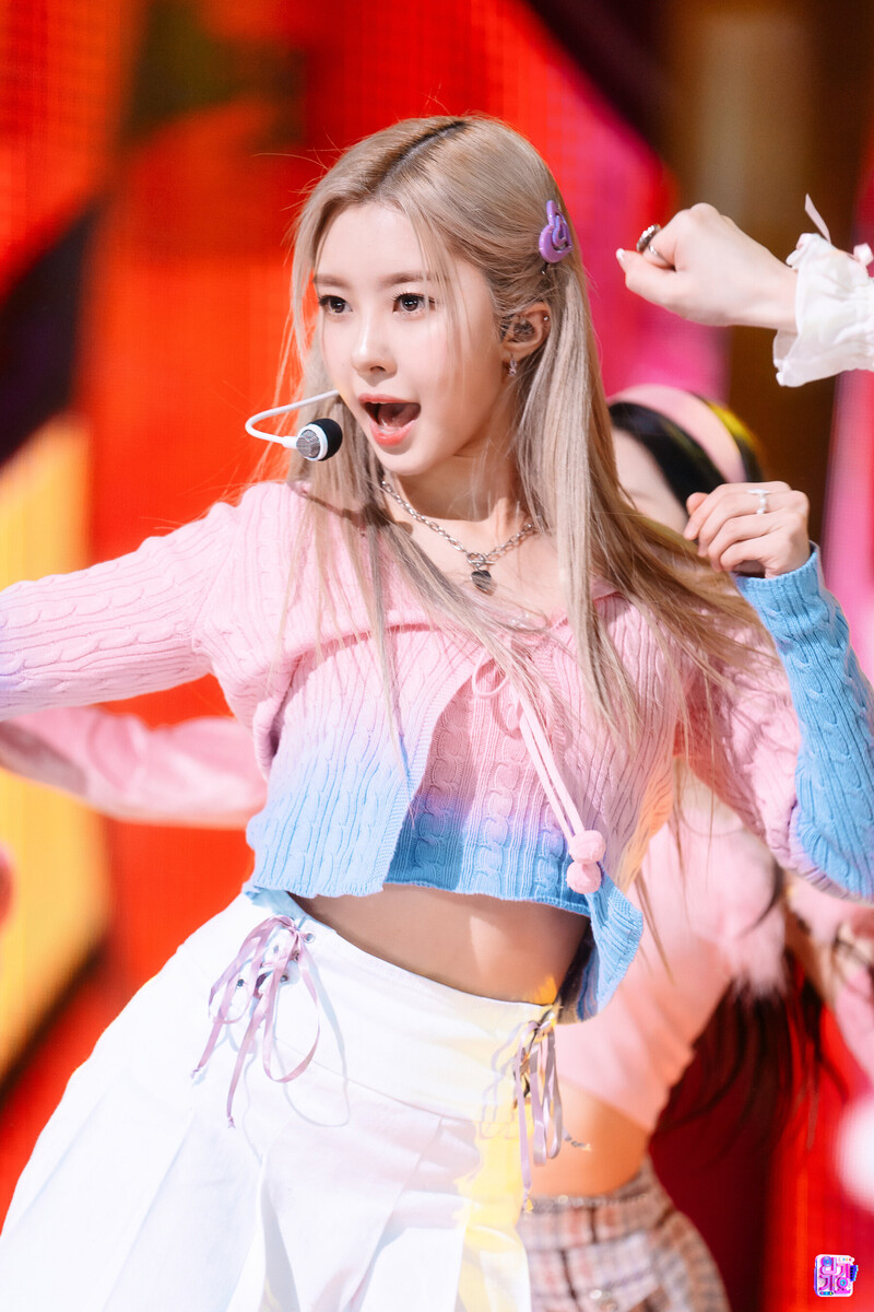 220123 Kep1er Dayeon - 'WA DA DA' at Inkigayo documents 4