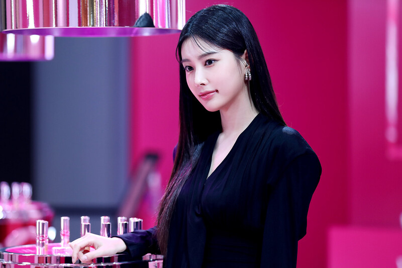 220212 8D Naver Post - Kang Hyewon - YSL Event Behind documents 6