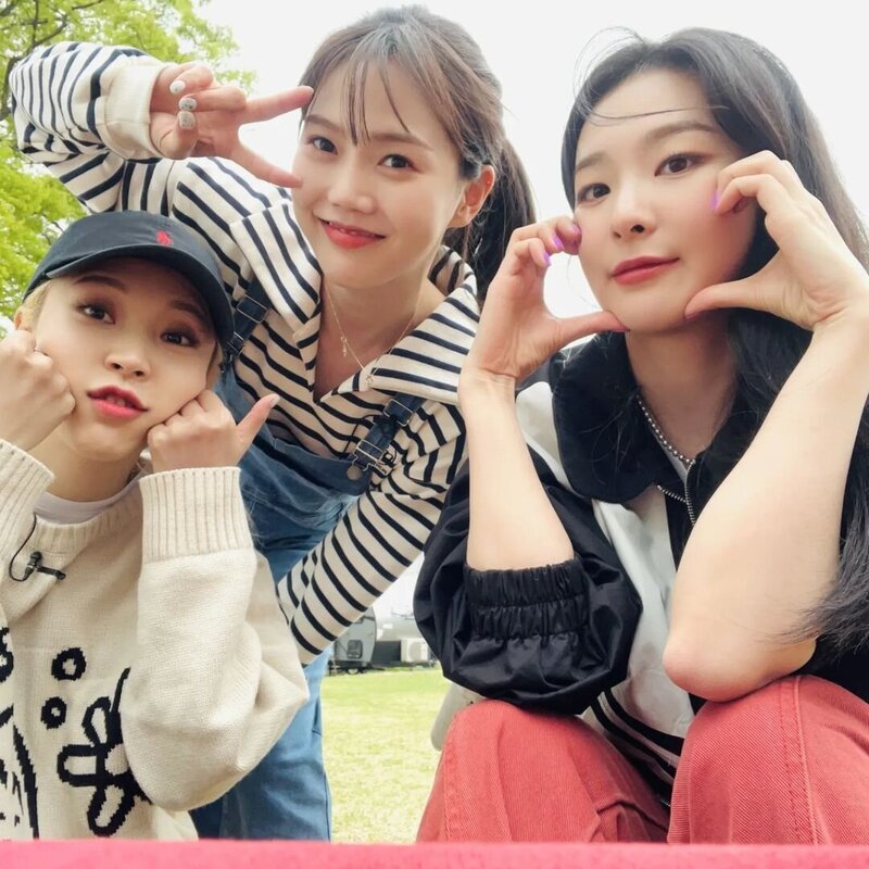 220531 Hyojung Instagram Update with Seulgi and Moonbyul documents 1