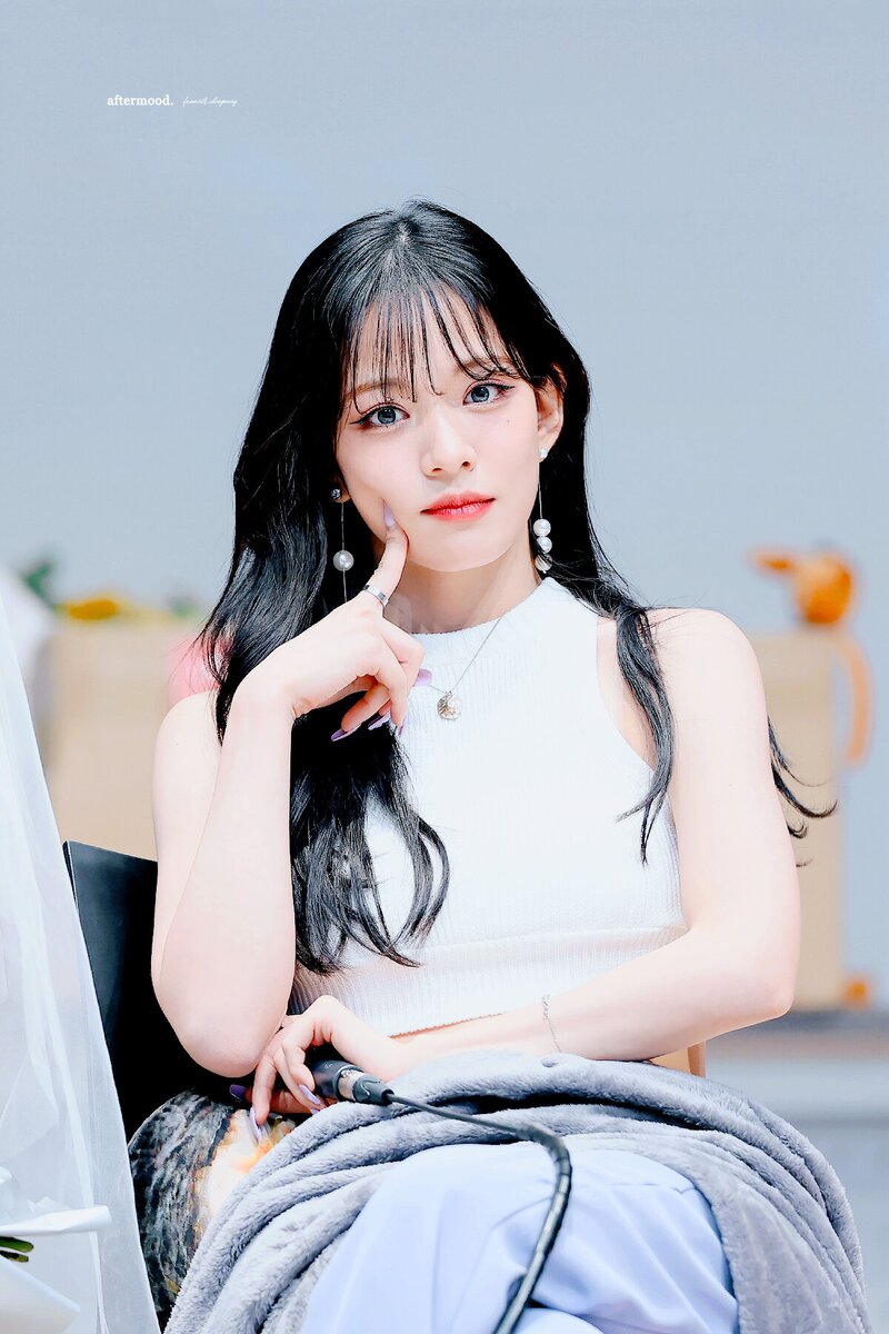 220713 fromis_9 Chaeyoung documents 6