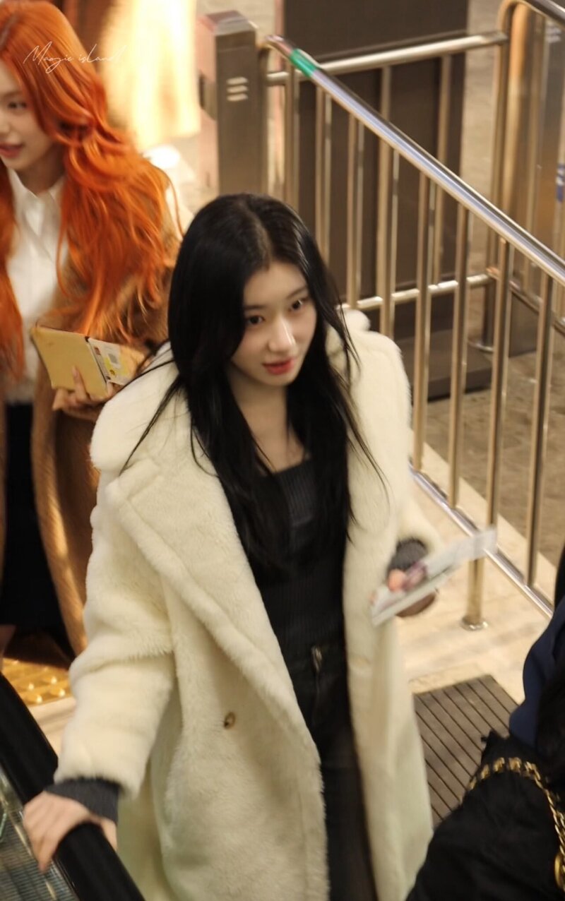 231201 ITZY Chaeryeong at Gimpo International Airport documents 11