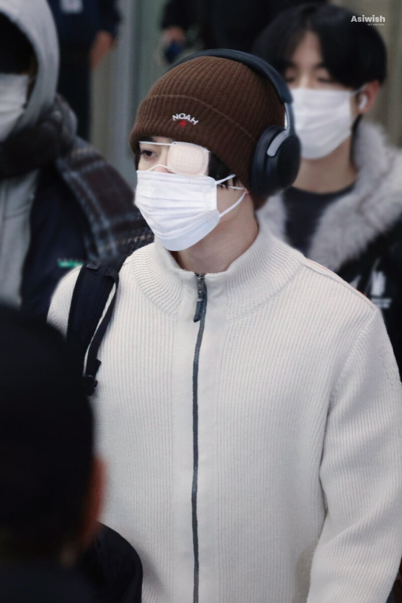 250106 NCT Wish Sion at Incheon International Airport documents 3