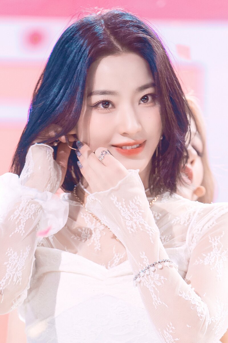 220123 fromis_9 Saerom - 'DM' at Inkigayo documents 26