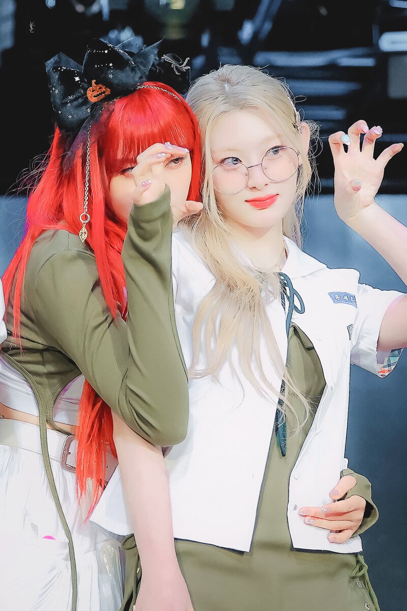 220806 STAYC Seeun & Yoon at Everline Fansign documents 2