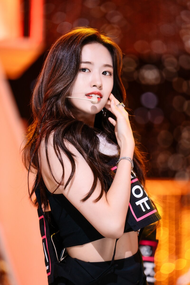 220828 IVE Yujin - 'After Like' at Inkigayo documents 6