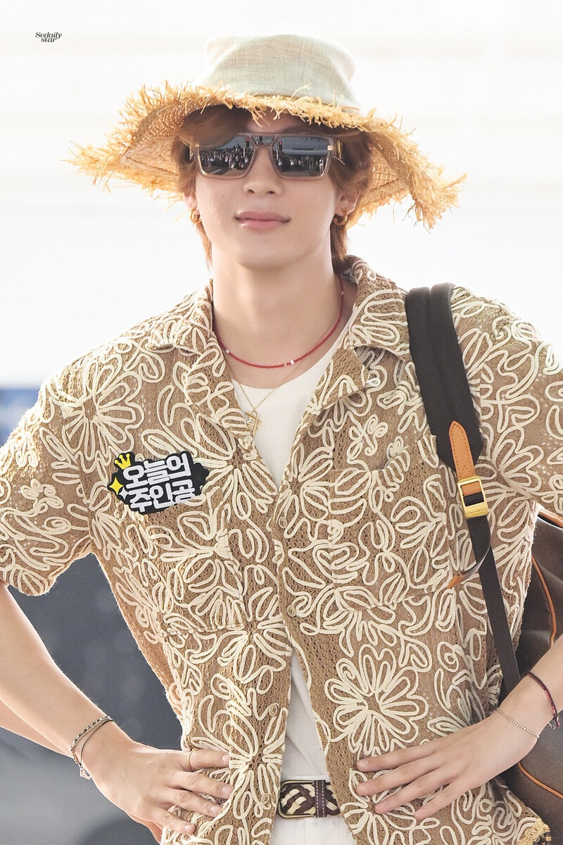 240713 RIIZE Anton at Incheon International Airport documents 3