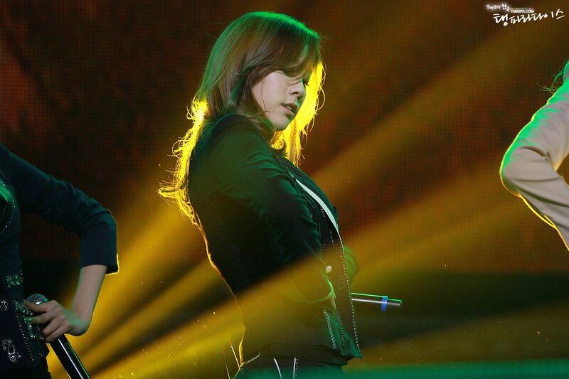 121021 Girls' Generation Taeyeon at GS& Concert documents 10