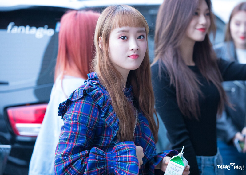 180511 Weki Meki Sei at Gimpo Airport documents 1