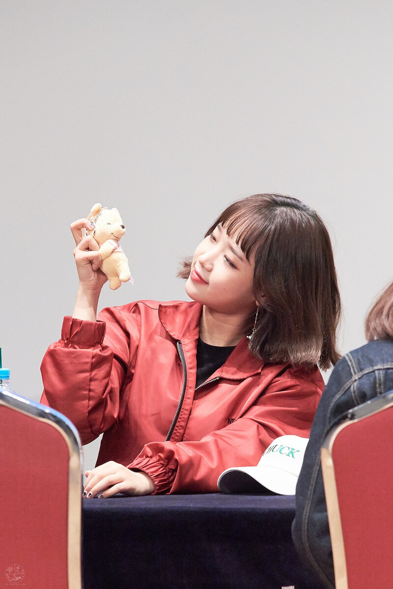 181021 Weki Meki Yoojung at 'KISS, KICKS' Youngdeungpo Fansign documents 10