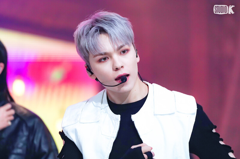 230428 SEVENTEEN Vernon - 'Super' at Music Bank documents 4