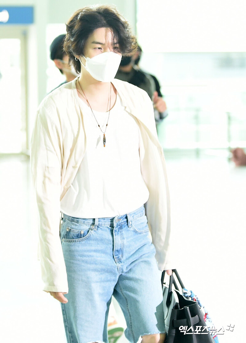 220529 BTS at Incheon International Airport documents 8