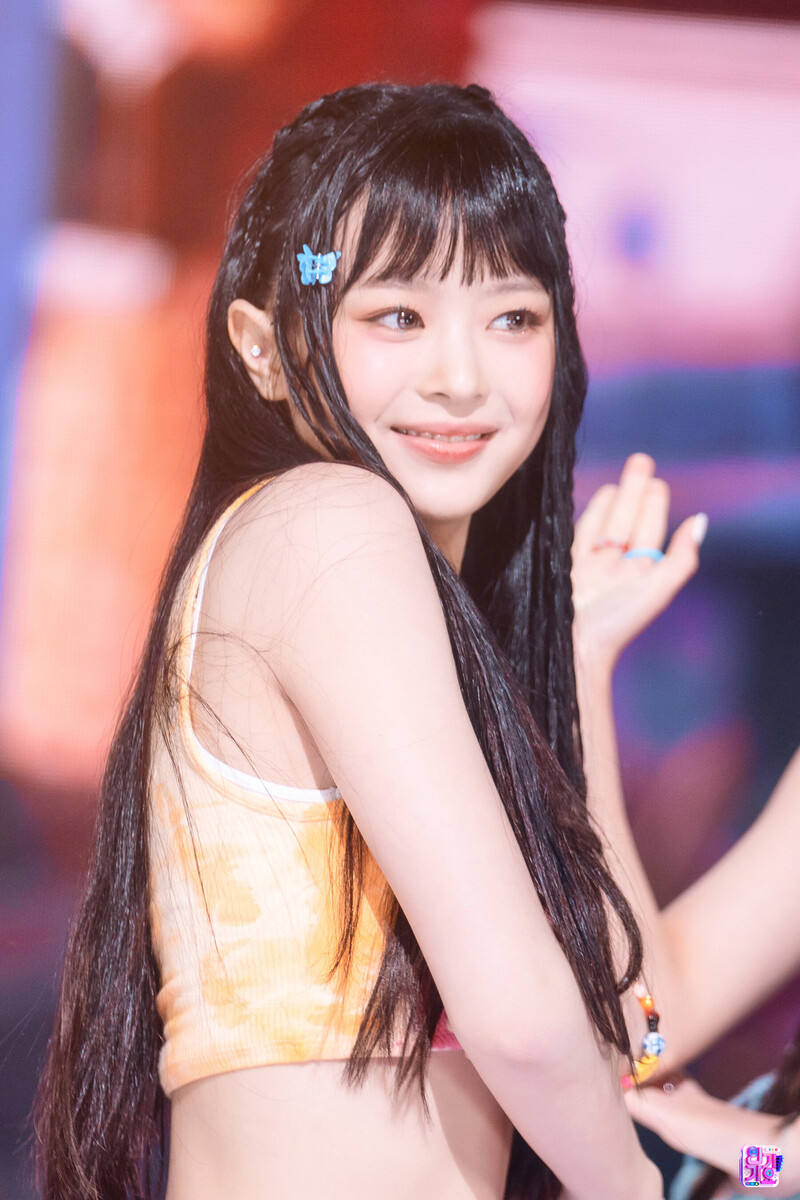 220821 NewJeans Hanni - 'Attention' at Inkigayo documents 16