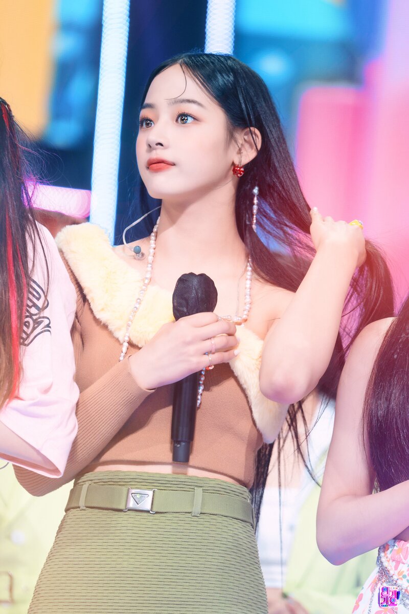 220821 NewJeans Minji - 'Attention' at Inkigayo documents 24