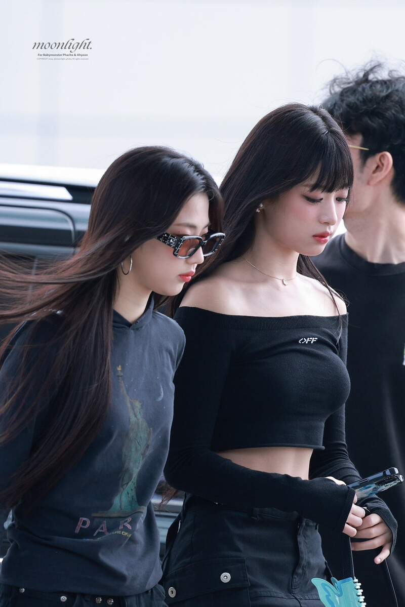 240719 Ruka & Ahyeon at Incheon International Airport documents 2