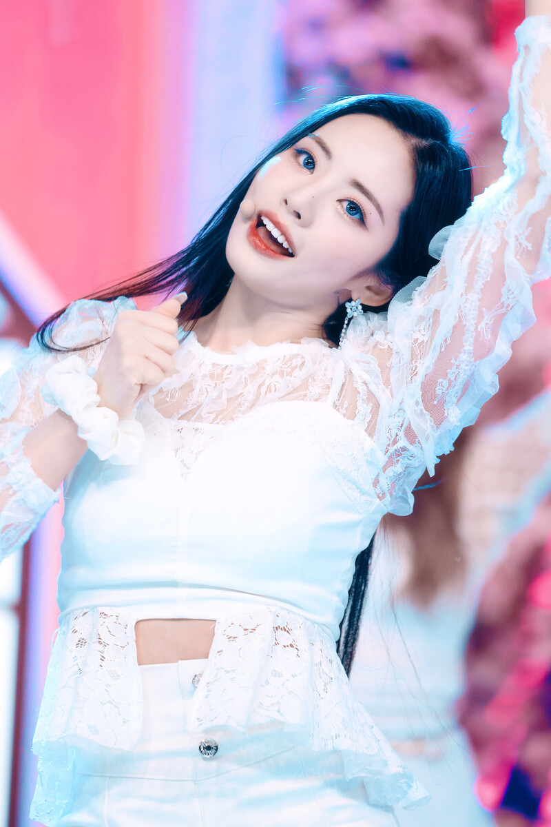 220123 fromis_9 Jiwon - 'DM' at Inkigayo documents 27