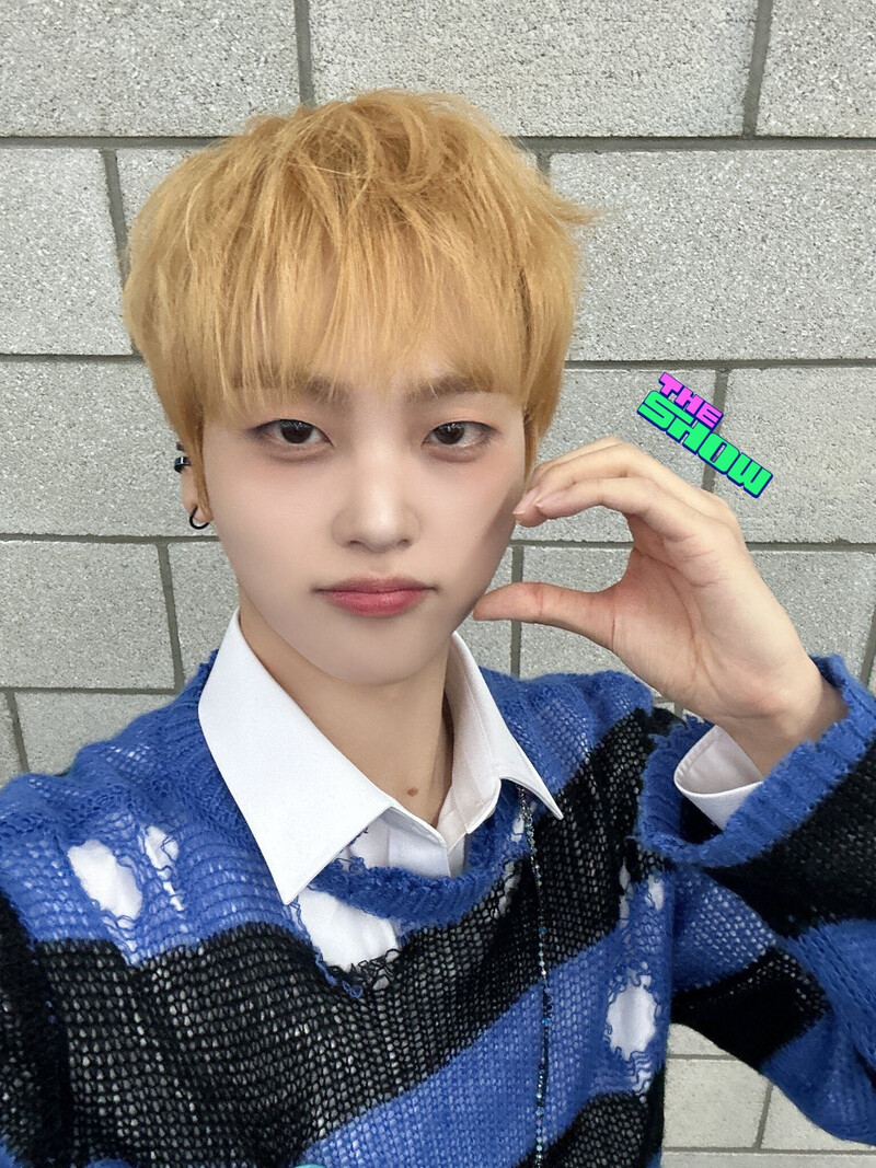 241029 - THE SHOW Twitter Update with HYEONGJUN documents 1