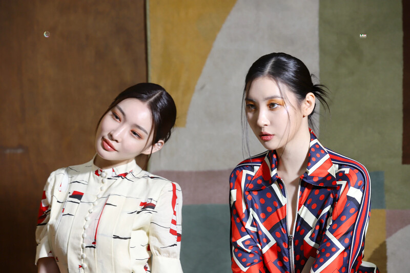 210510 MNH Naver Post - Sunmi & Chungha's Marie Claire Photoshoot Behind documents 17