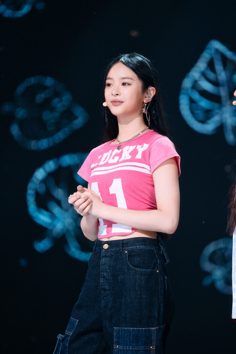 220807 NewJeans Hanni 'Attention' at Inkigayo documents 3