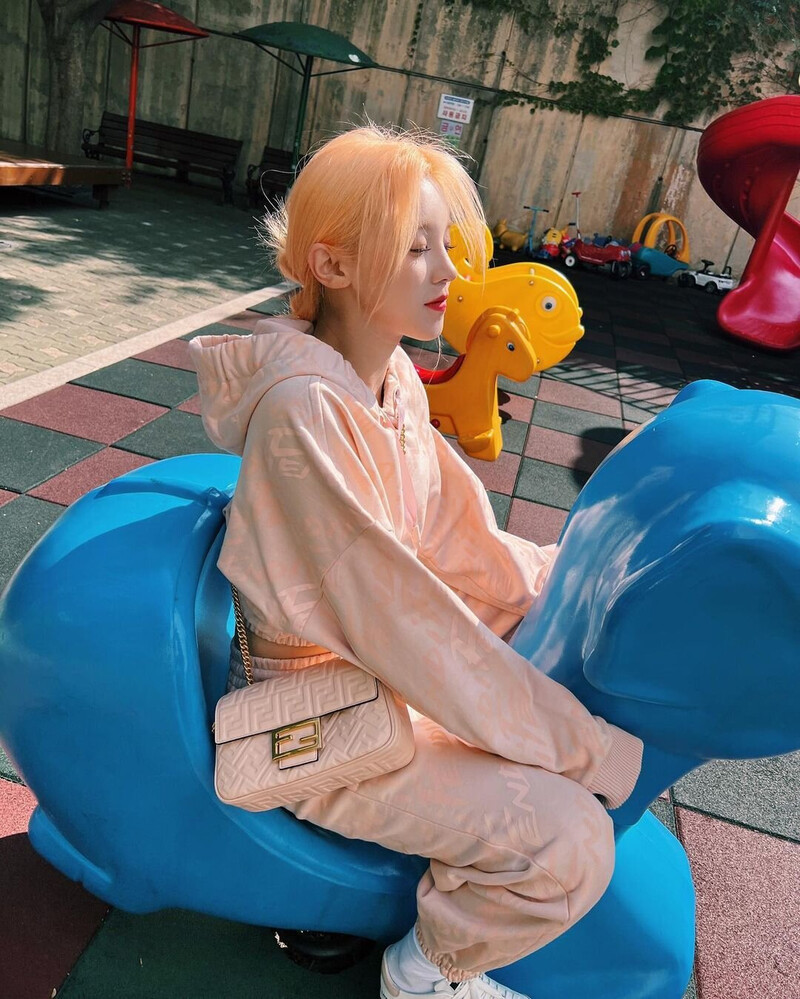 220930 (G) I-DLE Yuqi Instagram Update documents 3